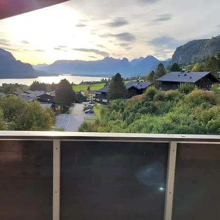Einraum Mit Berg- Und Seeblick 아파트